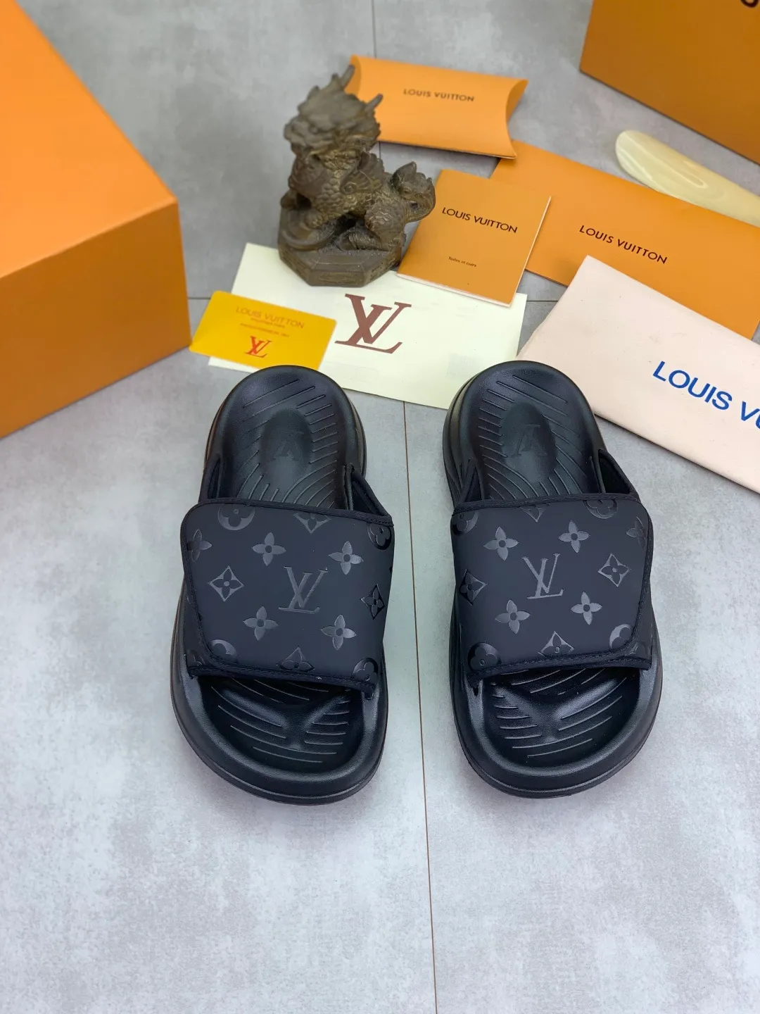 Men's shoes 💰P320💰【New style】🆘 Original quality 【LOUIS VUITTON】The popular Louis Vuitton LV men's slippers on the official website are on sale simultaneously! Original fabric imported from Italy. Original bottom provided by the original factory. Number of yards: 38-44 (customized to 45). Multiple colors to choose from. Fully packaged drawer box.